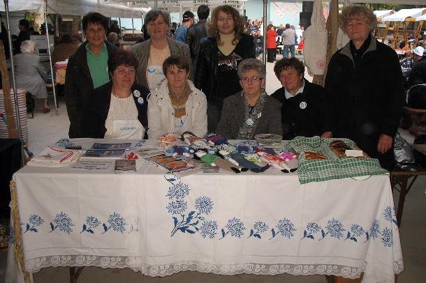Členky Spolku žien Slovenka z Hložian na svojom stánku.