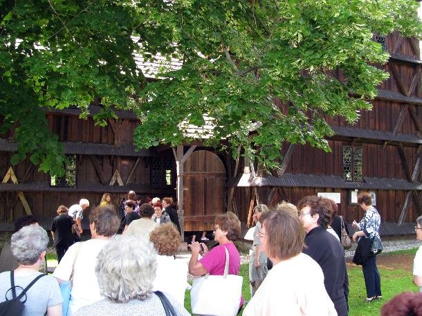 Vedľa Evanielického kostola v Hronseku